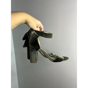 Joyfoile Green Velvet Heels with bows Size 9.5 NWOT